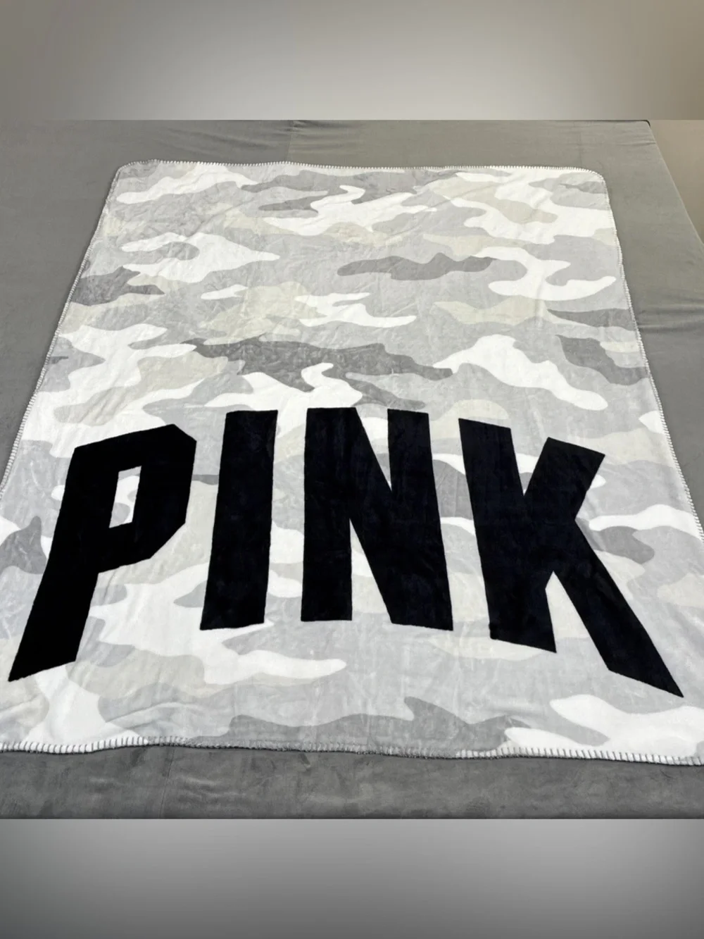 Vs PINK camouflage throw blanket